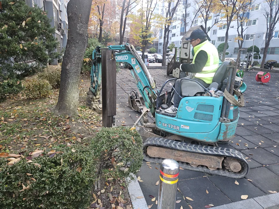 소형 포크레인 외부 배관
